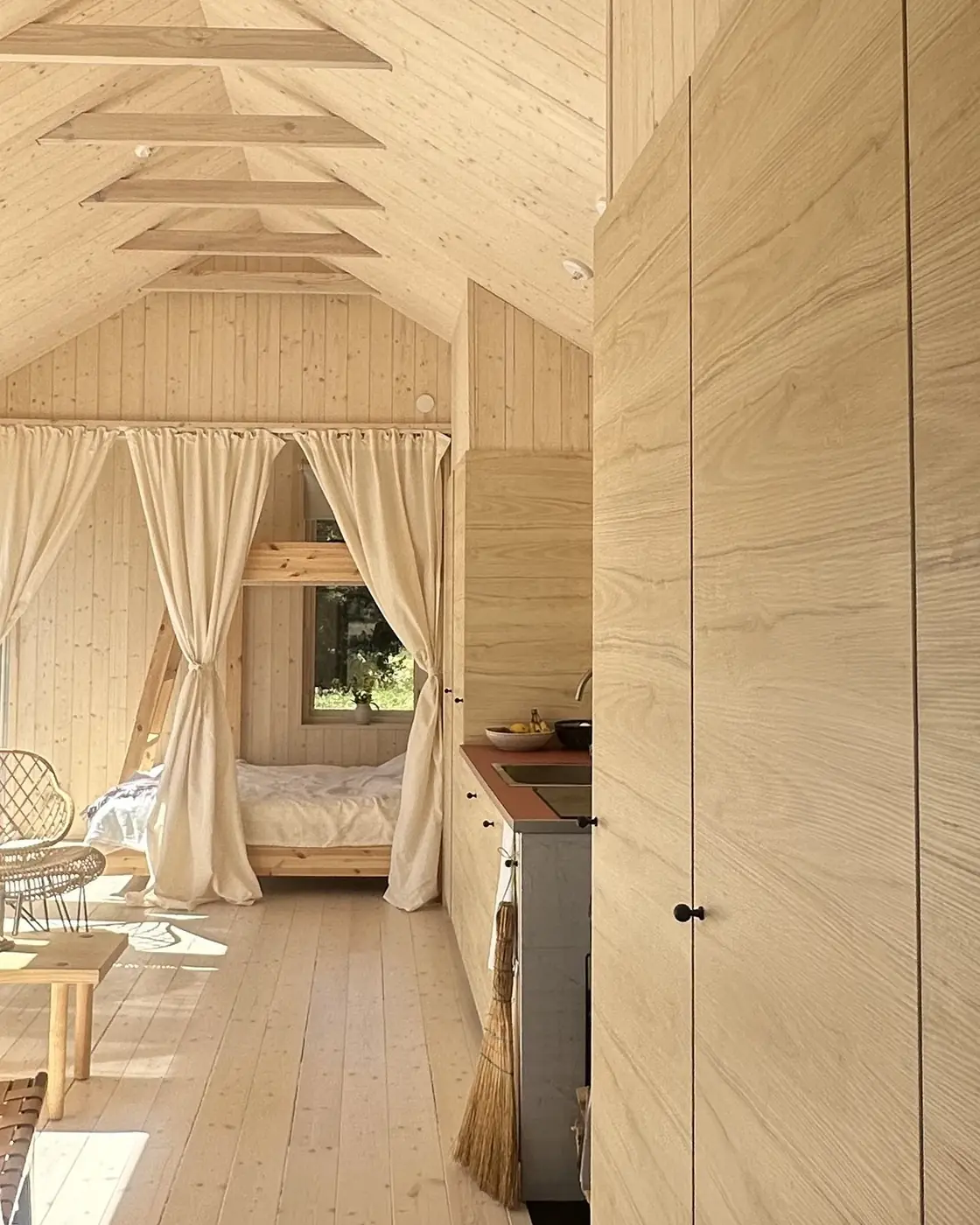 Nor Cabin interiör med öppen planlösning